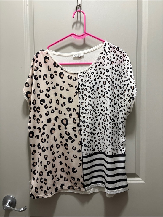 Chelsea Rose Tops - Split-Panel Leopard Print Short Sleeve Top in Beige and White